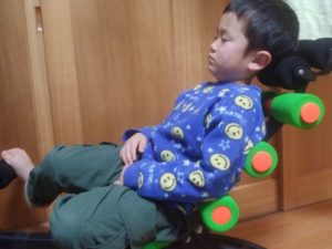 腹筋マシンの上で寝る三男くん