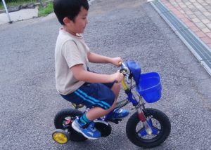 自転車に乗る三男くん