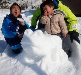 三兄弟雪遊び