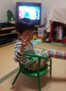 テレビを見る三男