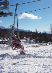 リフトに乗る父子