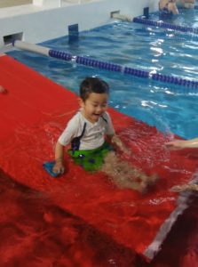 水泳教室に参加する三男くん