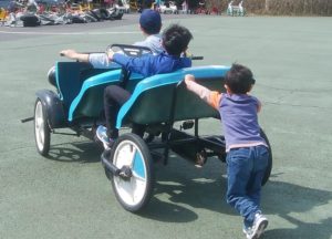 自転車で遊ぶ三兄弟